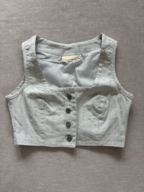 Jesa & Jonnie Jackets & Blazers - Jesa & Jonnie Y2K tailored linen cropped vest.